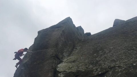 Michele Caminati sufre una caída en el Peak District al romperse la cuerda