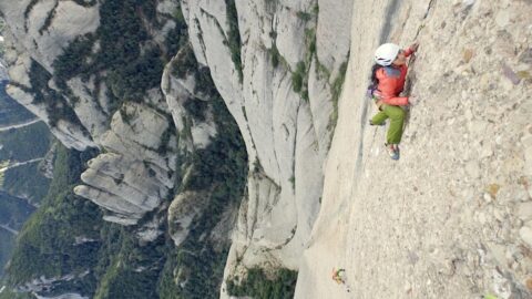 Daila Ojeda escala ‘Directa de l’Amistat’ en Montserrat, su primera vía en pared