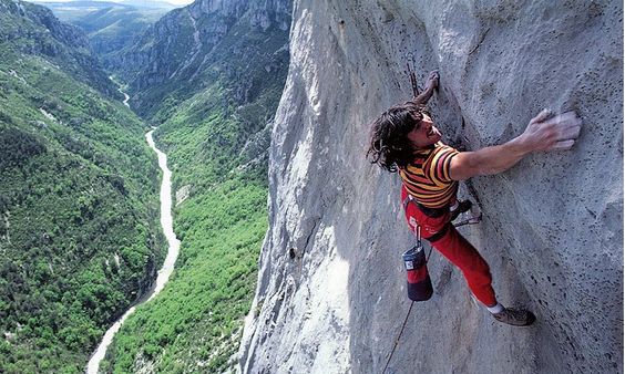 Wolfgang Güllich escalando 'Papi onsight' Verdon 1984 ph Gerd Heidorn