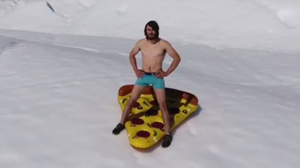 Ethan Pringle surfea iceberg