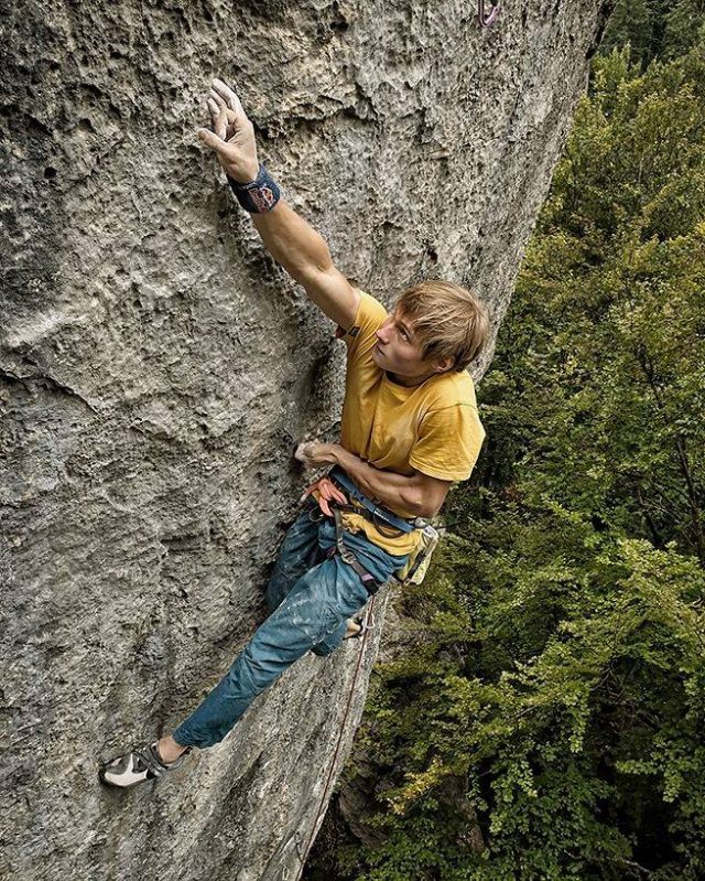 Alex Megos escalando 'Im Reich Des Shogun' foto Thomas Ballenberger Alex Megos escalando 'Im Reich Des Shogun' foto Thomas Ballenberger