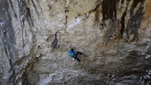 Iban Larrion escalando ‘Iñi Ameriketan’ 9a+, en Baltzola