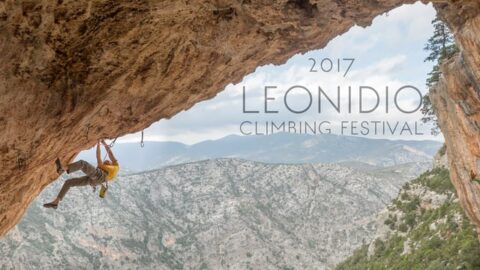 Alex Megos escalando en Leonidio