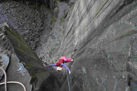 Gérome Pouvreau y Florence Pinet encadenan ‘The Quarryman’ E8 7a
