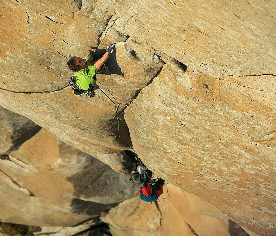Adam Ondra escalando en Yosemite