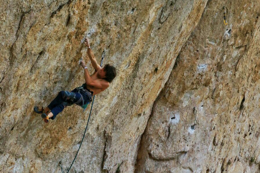Alex Garriga escalando 'El Intento'