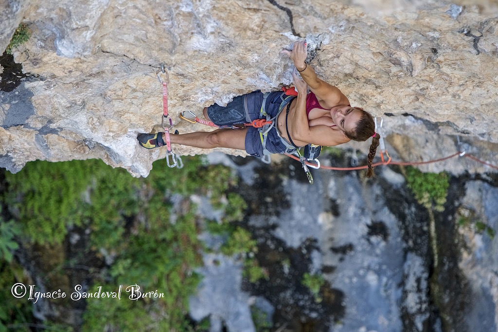 Marta Palou escalando 'Florida' 8c en La Surgencia de Rodellar