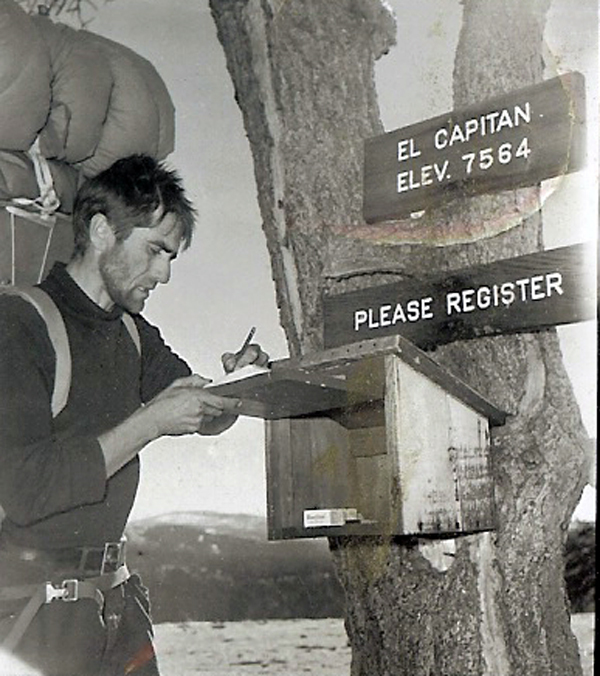 Warren Harding firmando libro de registro en El Capitan
