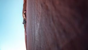 Adam Ondra en Indian Creek a vista de pájaro
