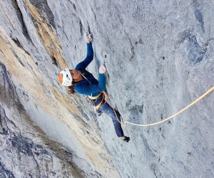 Nina Caprez encadena ‘La Vida Es Silbar’ (900m 7c+) en el Eiger