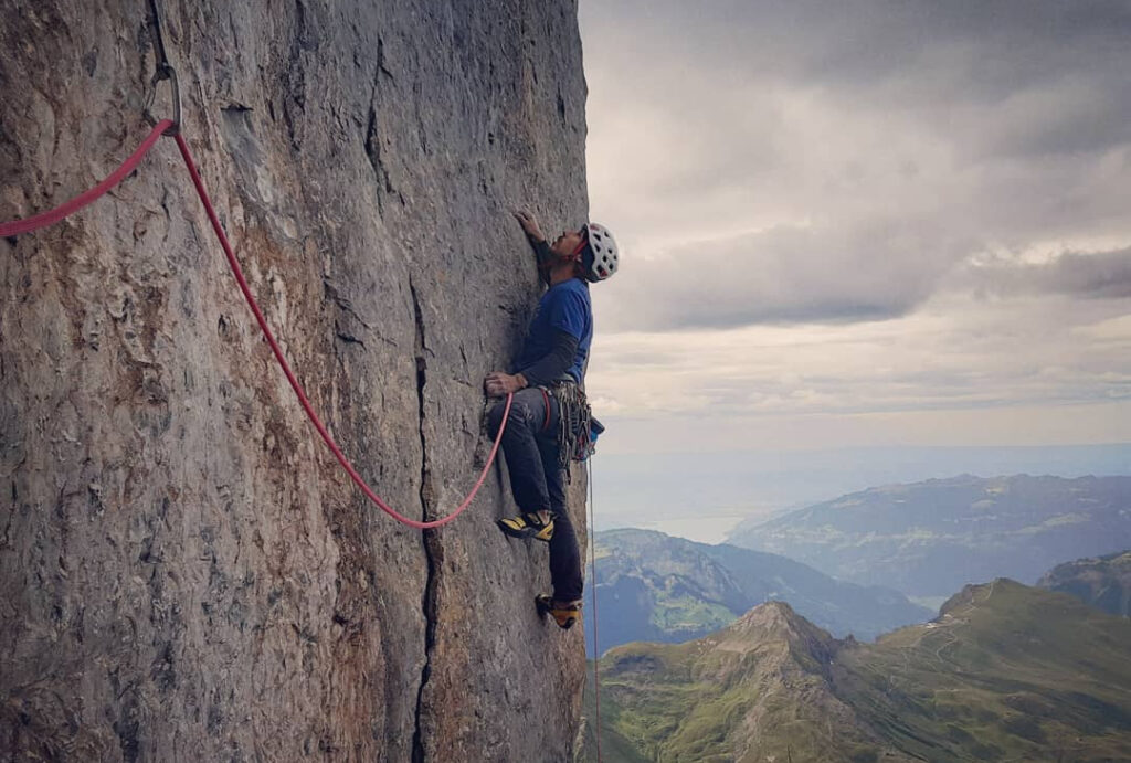 Gorka Karapeto escalando en la cara norte del Eiger
