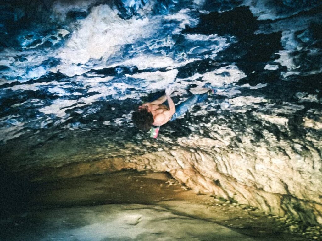 Alex Garriga escalando en la cueva de Alí Babá