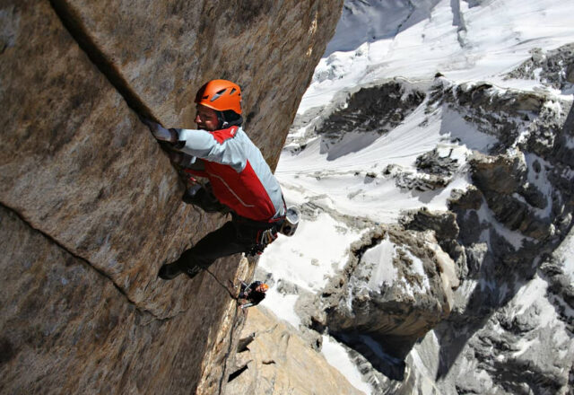 Alex Huber escalando 'Eternal Flame' Alex Huber escalando 'Eternal Flame'