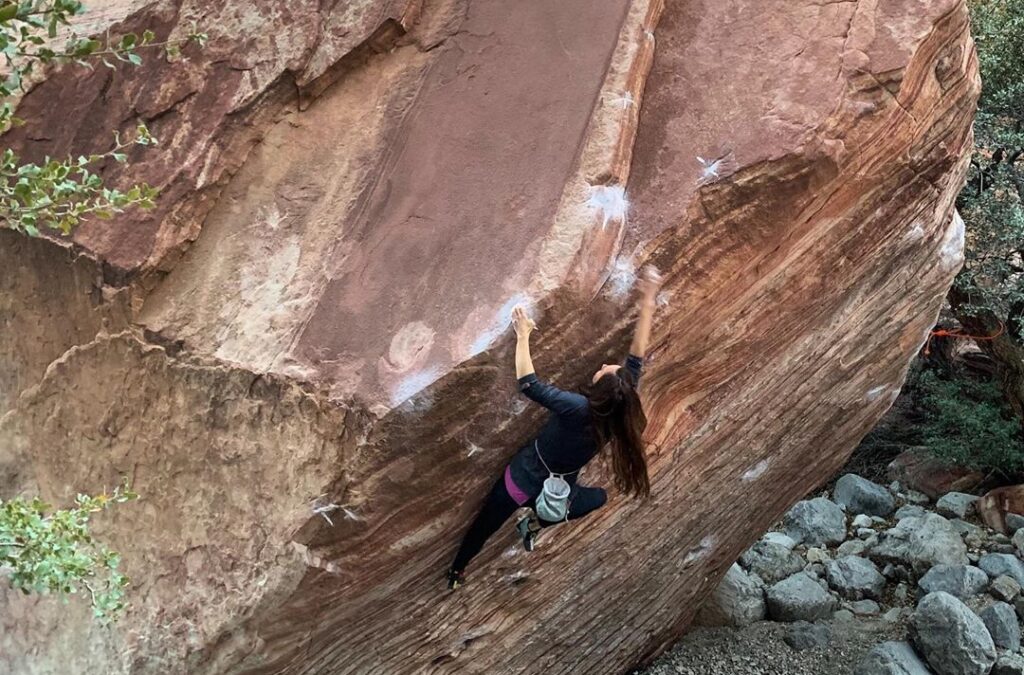 Alizée Dufraisse escalando en Red Rocks (Nevada, USA)