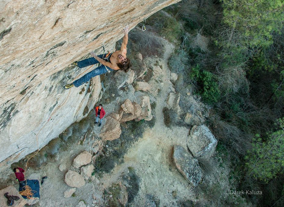 Alex Garriga escalando en Cuenca