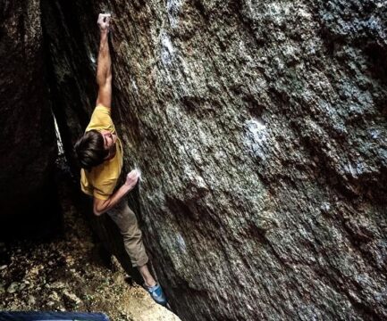 Luis Serrano encadena ‘Fotofobia sit’, su primer 8B+