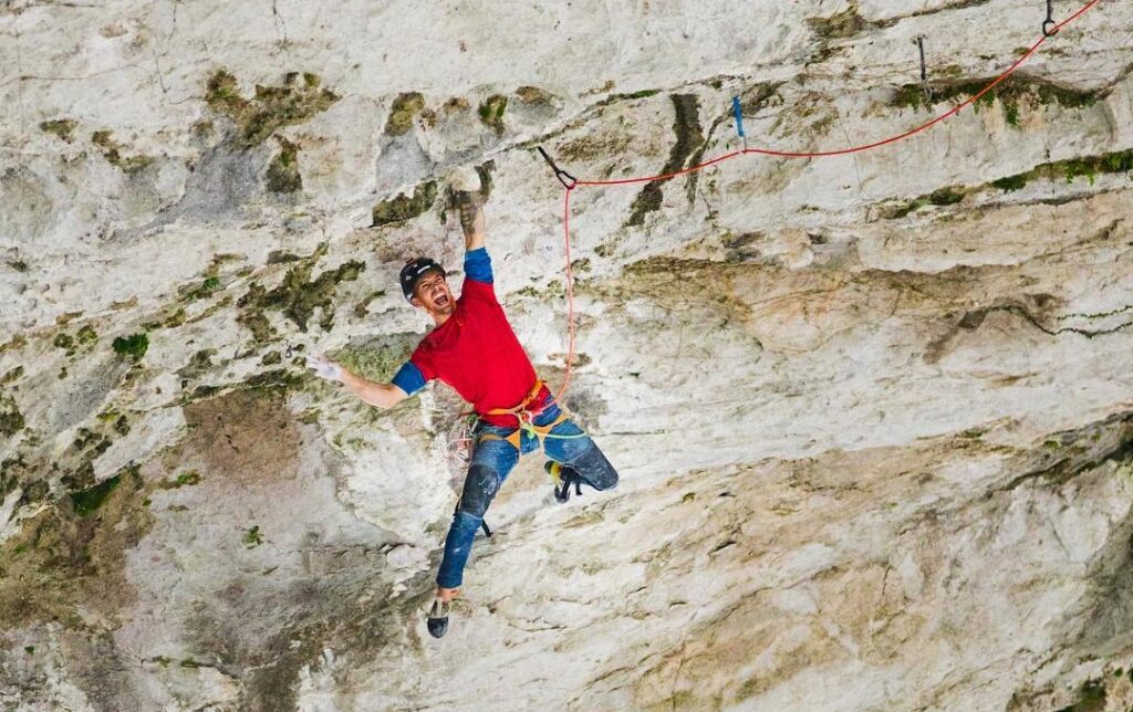 Edu Marín escalando en el gran arco de Getu