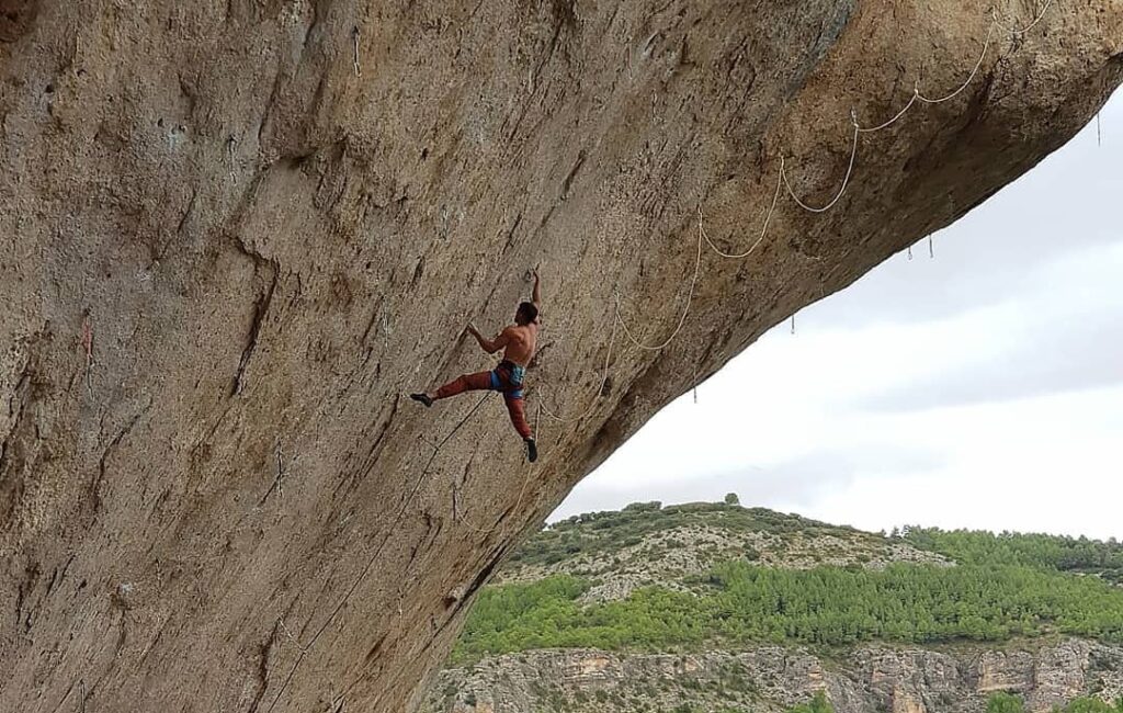 Jonatan Flor escalando en Cuenca