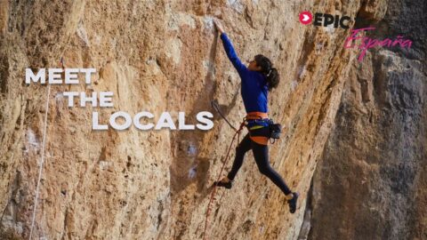 Lola Cabrera escalando ‘La Crema’ 8a en Siurana