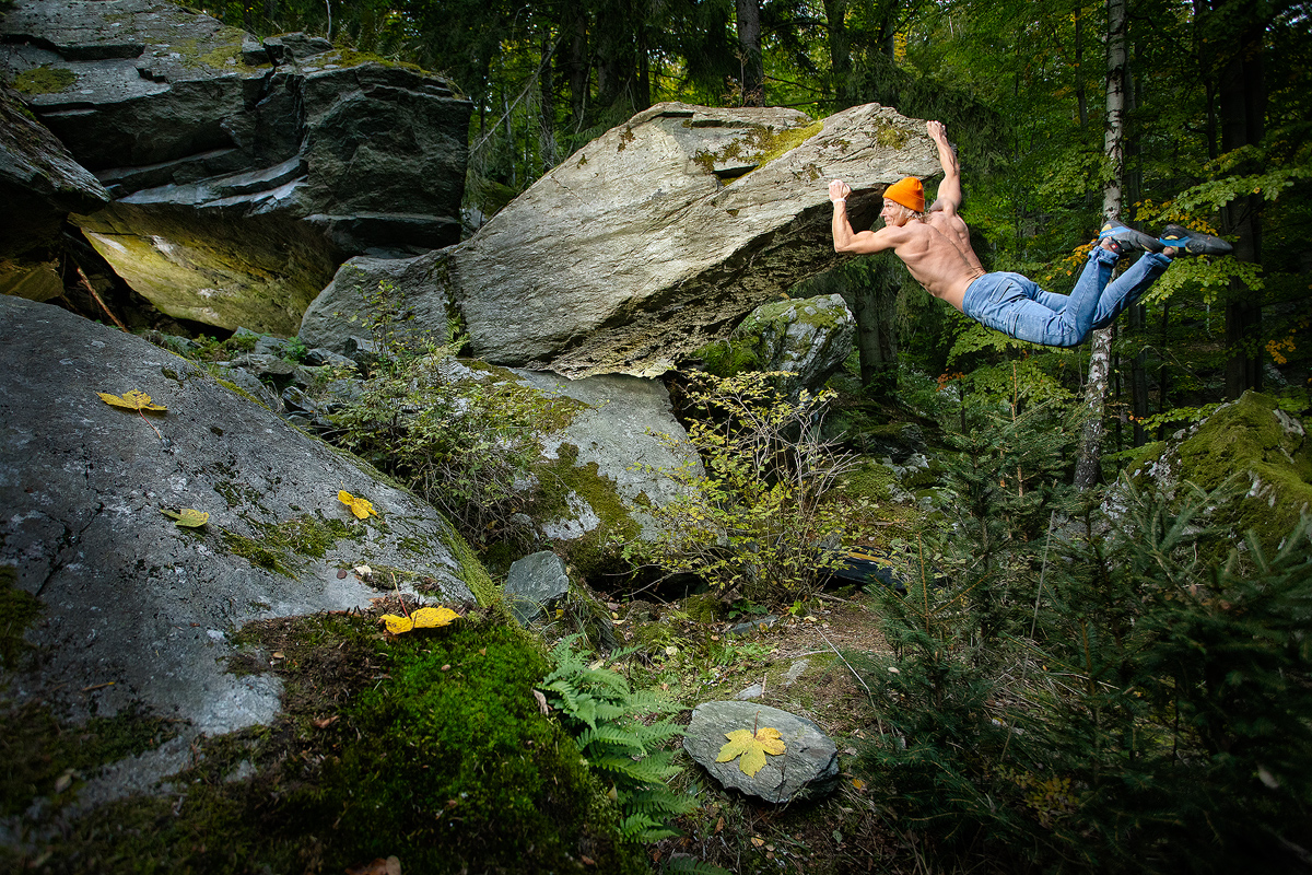 Paso dinámico de boulder. Foto de Piotrek Deska