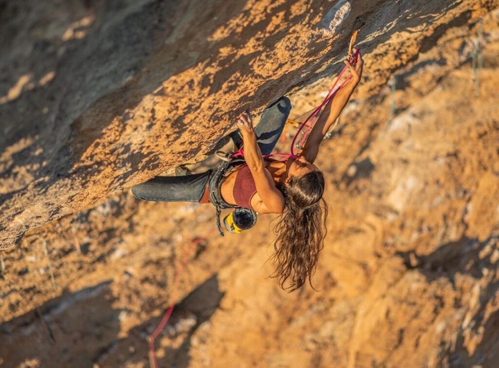 Daila Ojeda escalando en Oliana