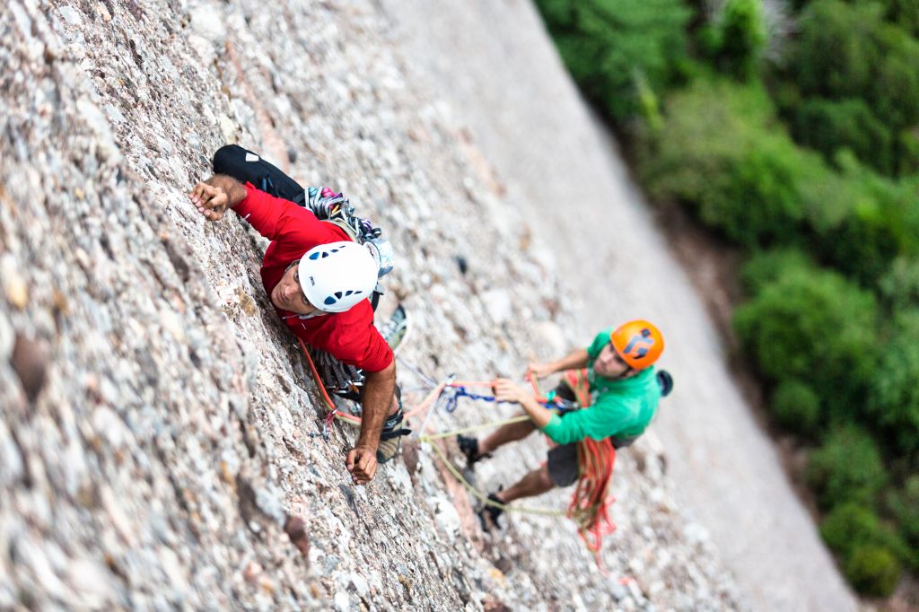 Luis Manzaneda y Jordi Balasch escalando en Montserrat
