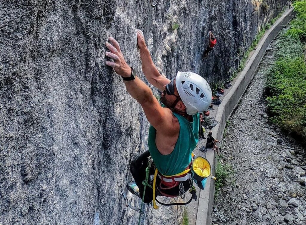 Javier Aguilar escalando en Los Cahorros