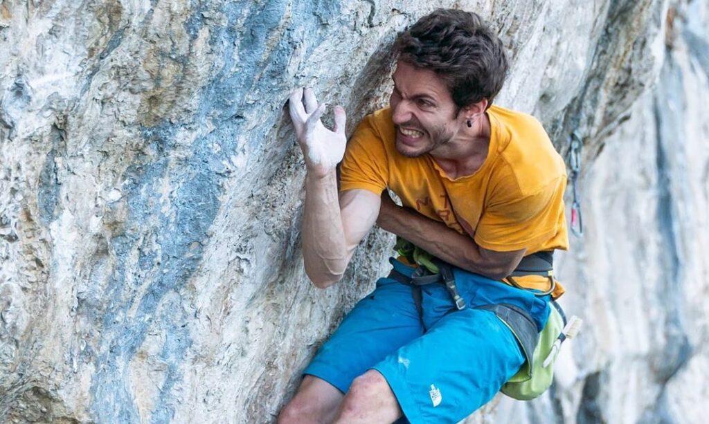 Stefano Ghisolfi escalando 'The Bow'
