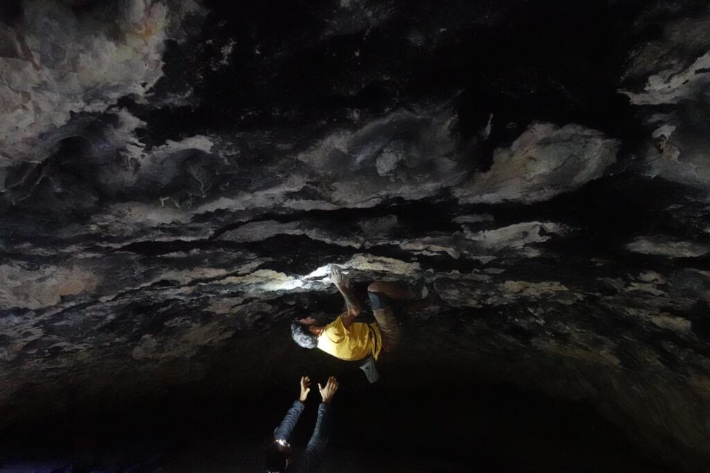 Enrique Gallardo en la Cueva de Alí Babá