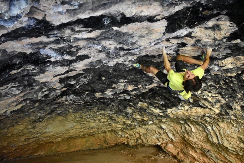 Dani Fuertes escalando en la Cueva de Alí Babá