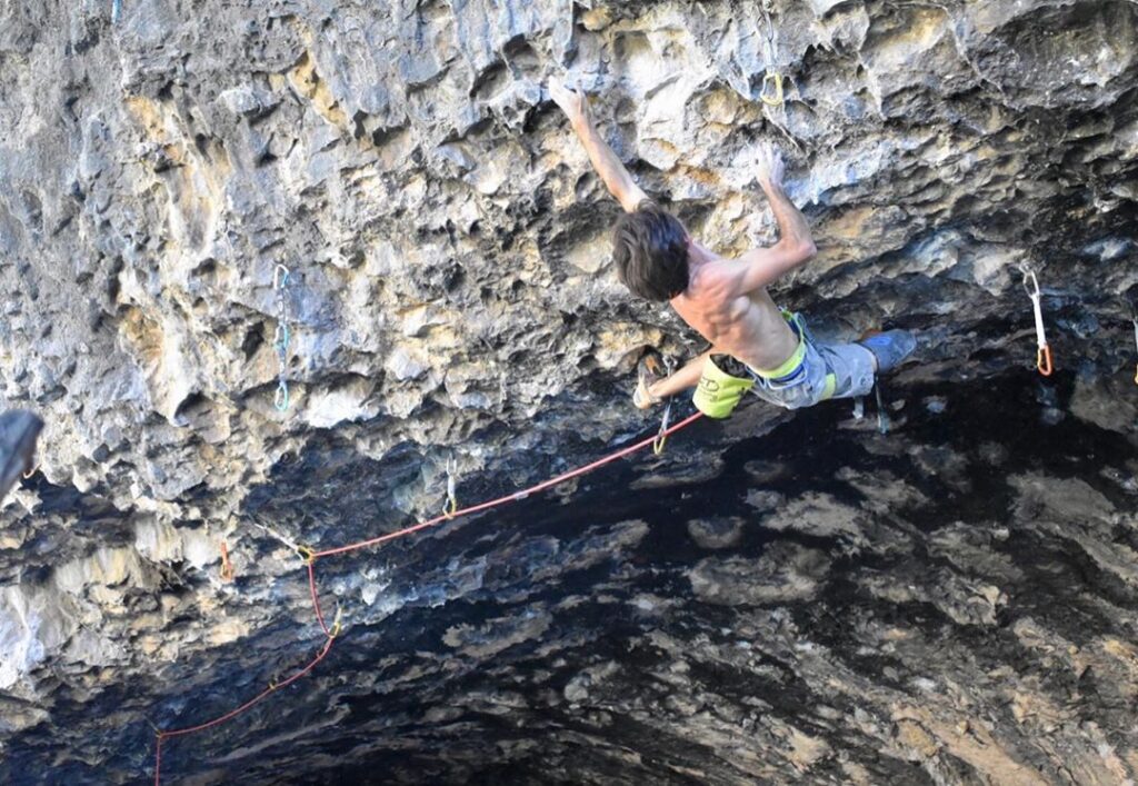 Dani Fuertes escalando en Rodellar