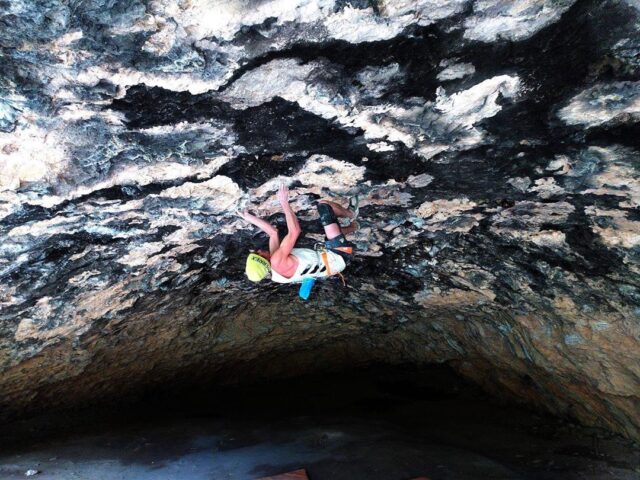 Dave Graham escalando en la Cueva de Alí Babá