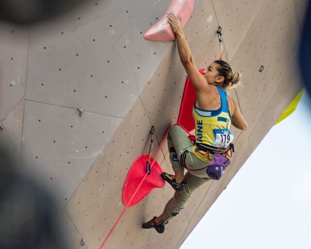 Ievgeniia Kazbekova en una competición de escalada Ievgeniia Kazbekova en una competición de escalada
