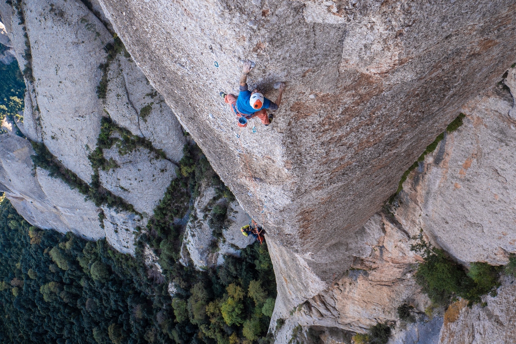 Edu Marín escalando Arco Iris en Montserrat