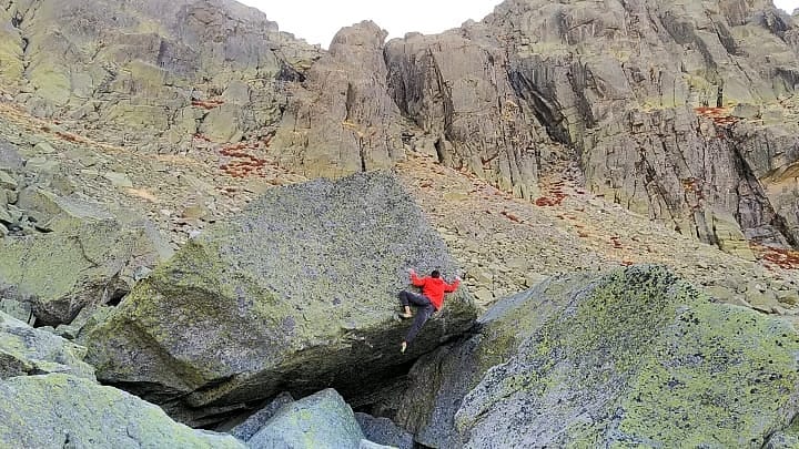 Nacho Sánchez escalando en Hoya Moros