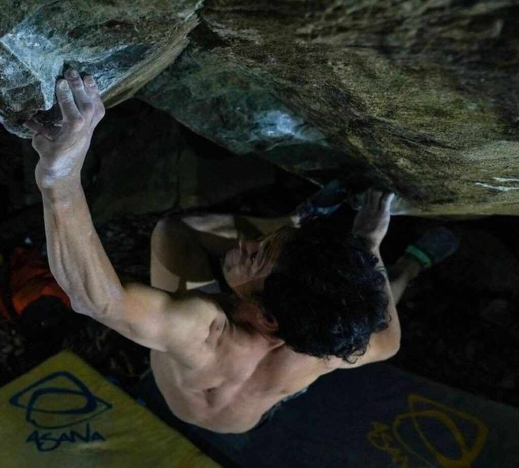 Dai Koyamada haciendo boulder en Gero