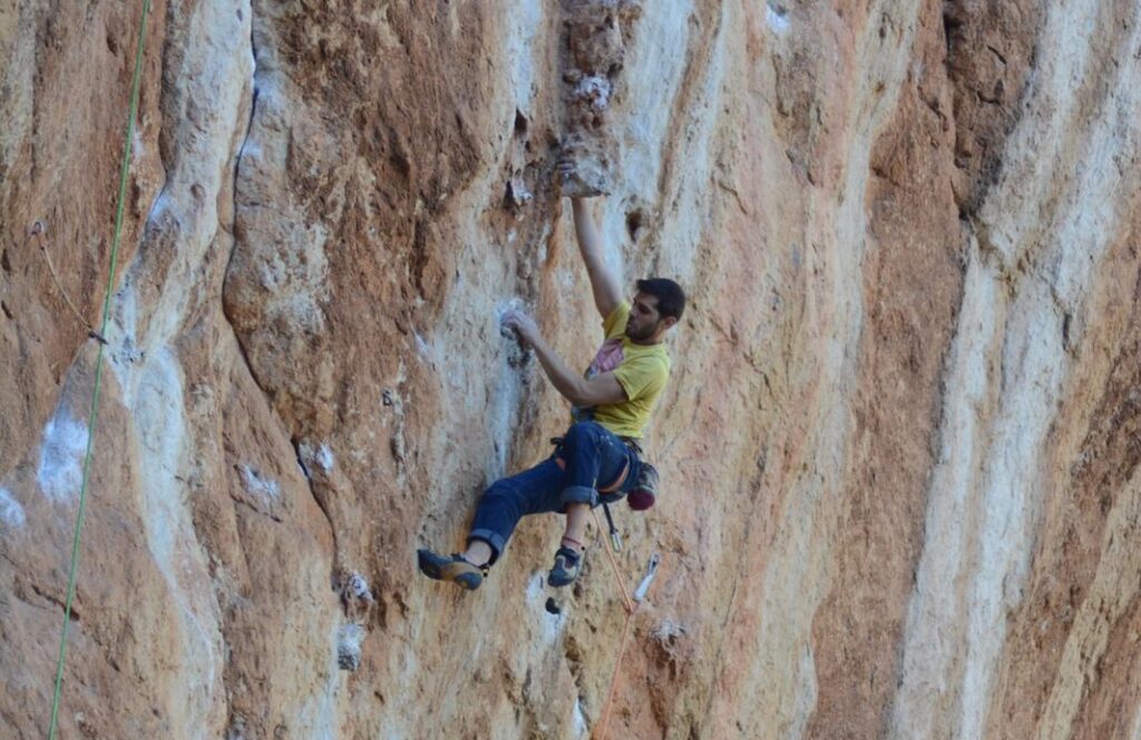 Jaume Llobeta escalando en Mallorca