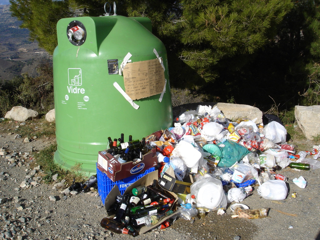 contenedor de basura en sector de escalada