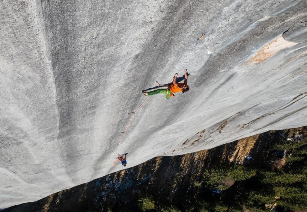 Alex Huber escalando Highway