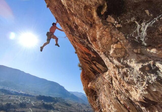 Jonatan Flor escalando en Crevillente Jonatan Flor escalando en Crevillente
