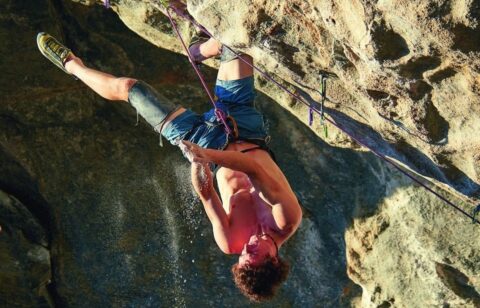Adam Ondra reaviva el debate sobre el uso de las rodilleras