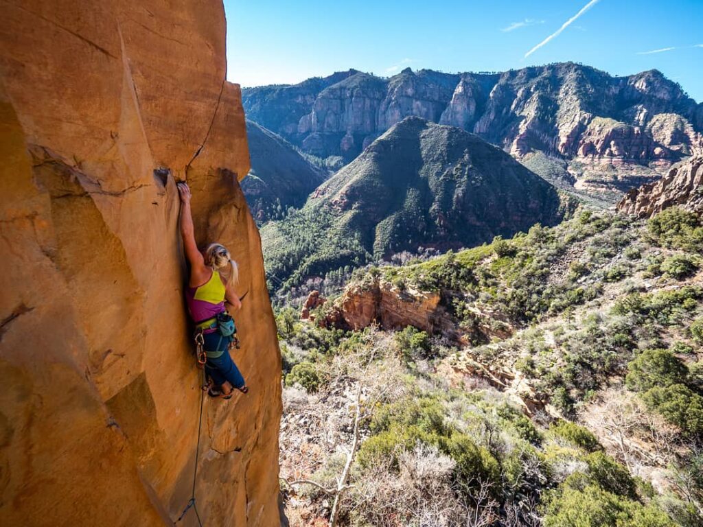 Brittany Goris escalando en Sedona