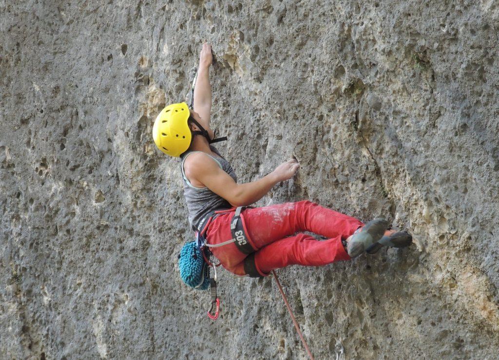 Júlia Benach escalando en Margalef
