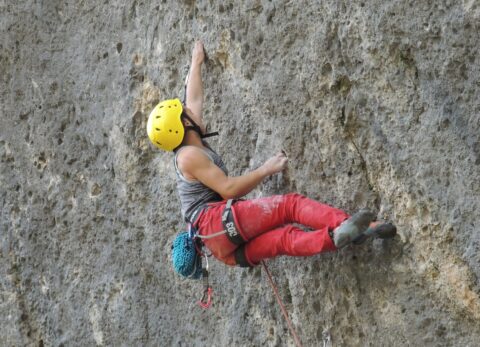 Júlia Benach encadena ‘Zayka’, primer 8b a los 13 años