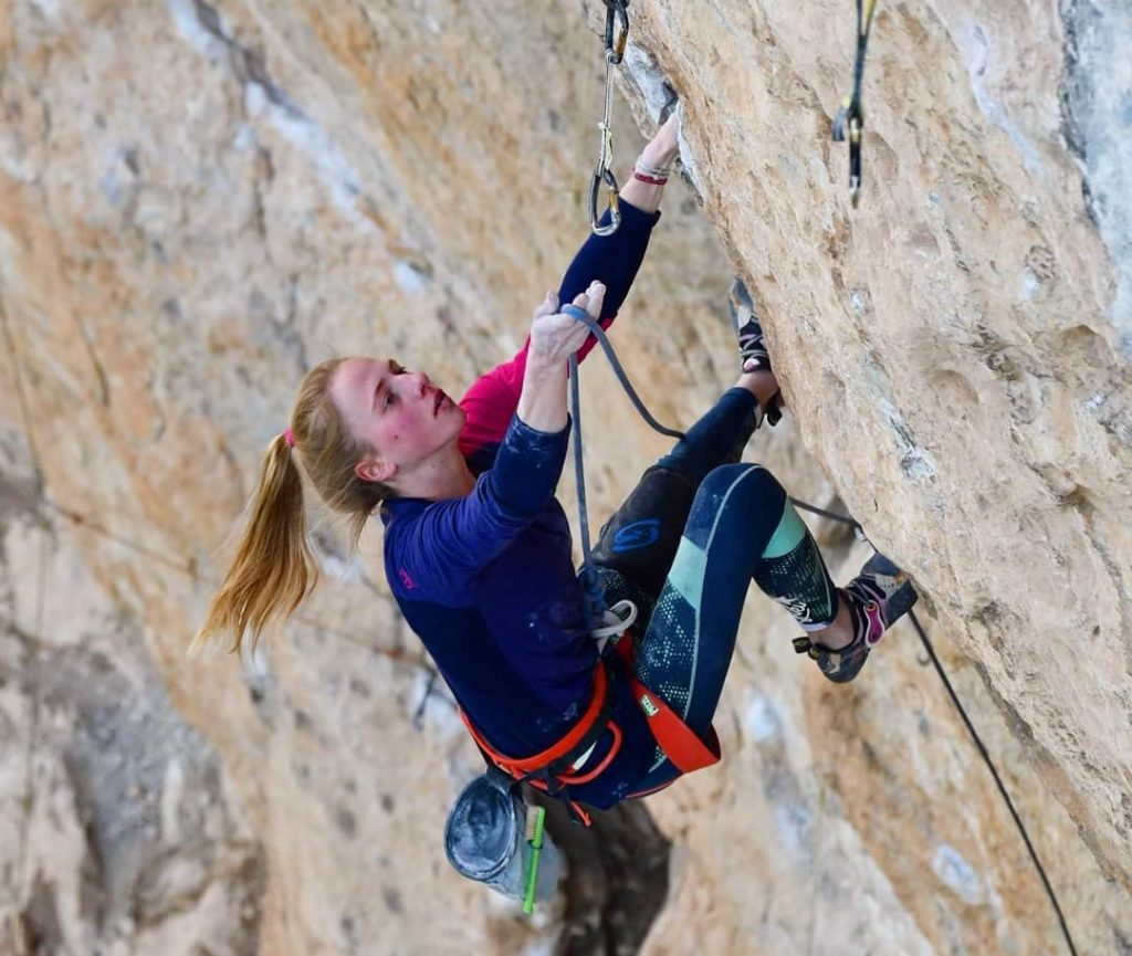 Martina Demmel escalando en Oliana