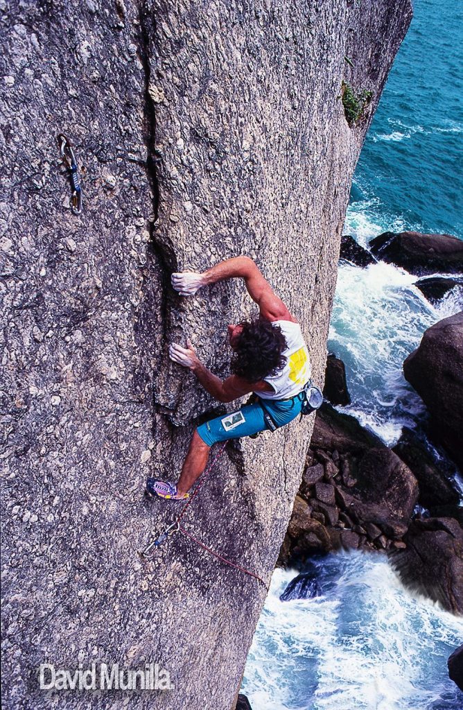 Carlos Logroño escalando en Brasil