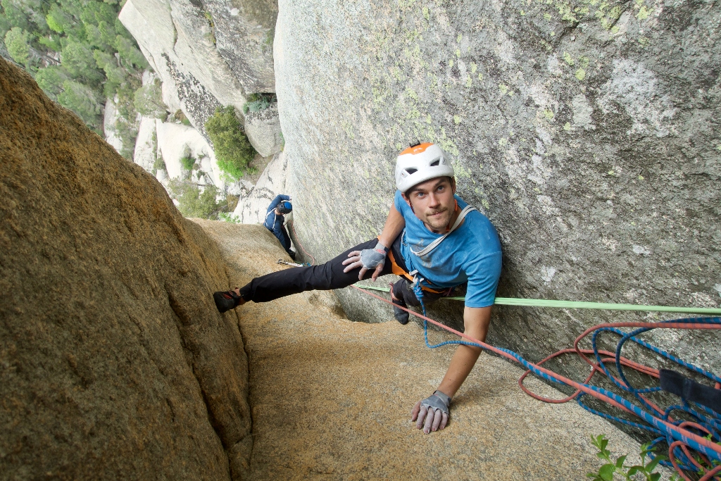 Symon Welfringer escalando en Córcega