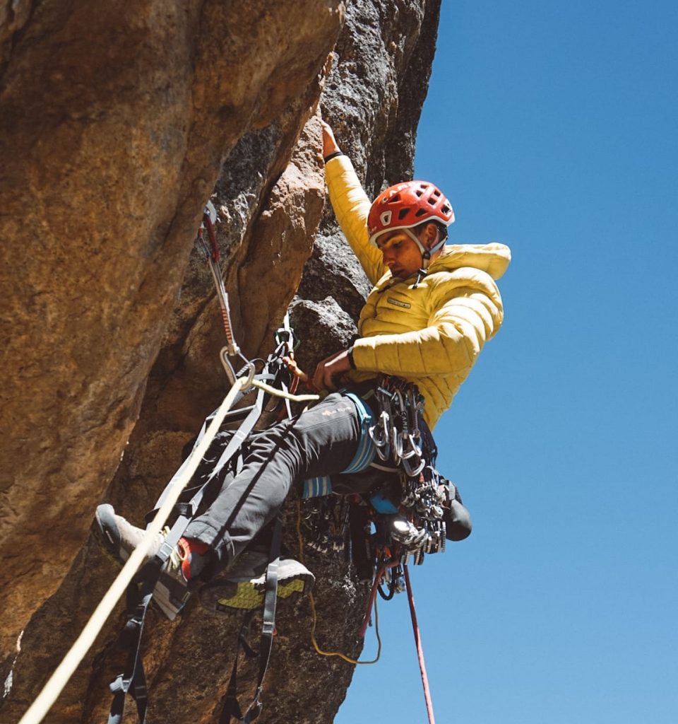 Álex González escalando en Perú