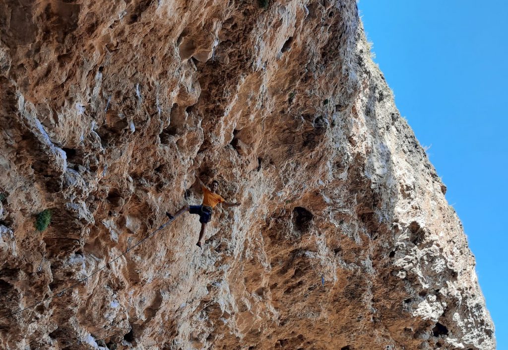 Javi Cano escalando en la Cueva del Arenal