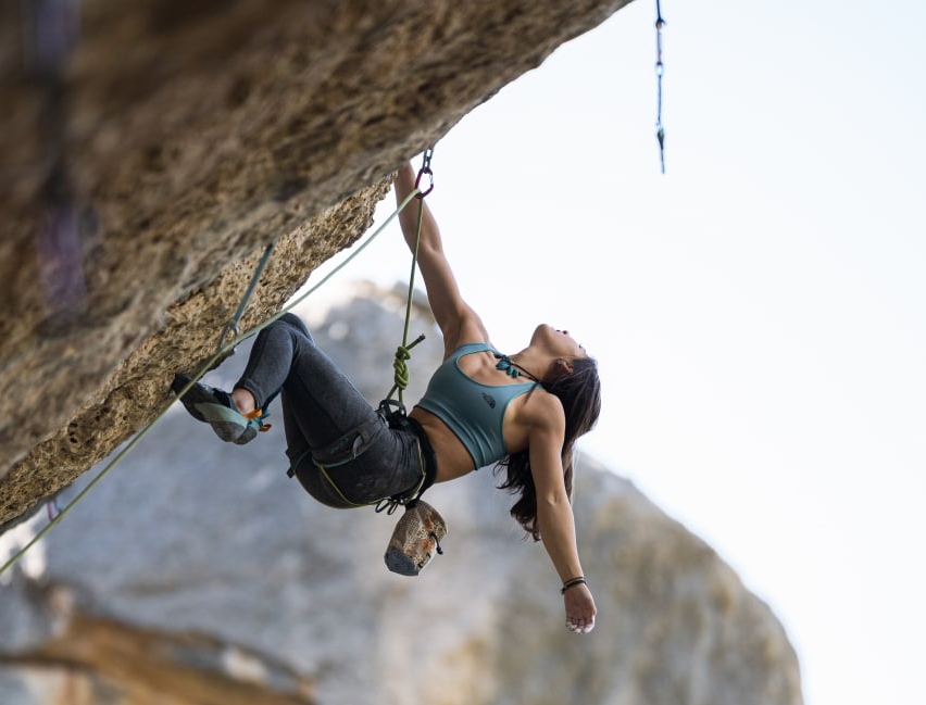 Angie Scarth-Johnson escalando en Margalef
